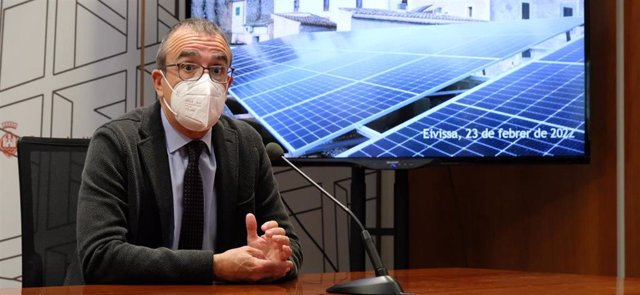 Archivo - El conseller de Transición Energética, Juan Pedro Yllanes, presentando instalaciones de autoconsumo en febrero de 2022.