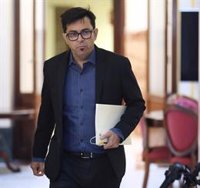 UP exige al emérito que declare por el caso de acoso a Larsen si va al funeral de Isabel II: "Es un delincuente fugado"