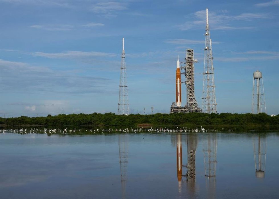 Cohete SLS de la misión Artemis 1 en el complejo de lanzamiento