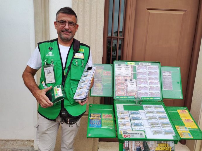 Salvador Pérez, el vendedor de la ONCE que ha repartido 350.000 euros entre diez vecinos de Cañete de las Torres.