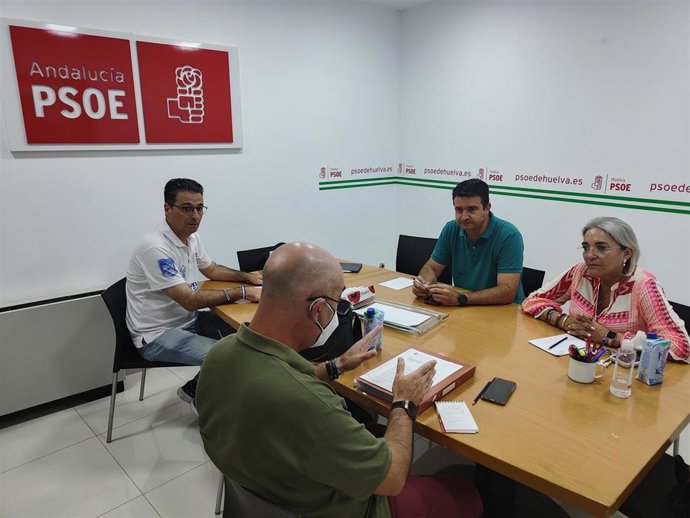 Reunión entre los senadores del PSOE de Huelva y representantes de la Plataforma por el AVE.