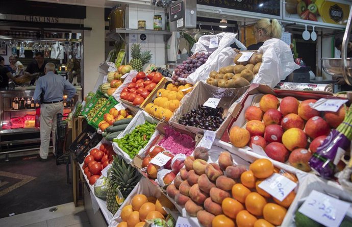Archivo - Puesto de frutas y verduras en un mercado