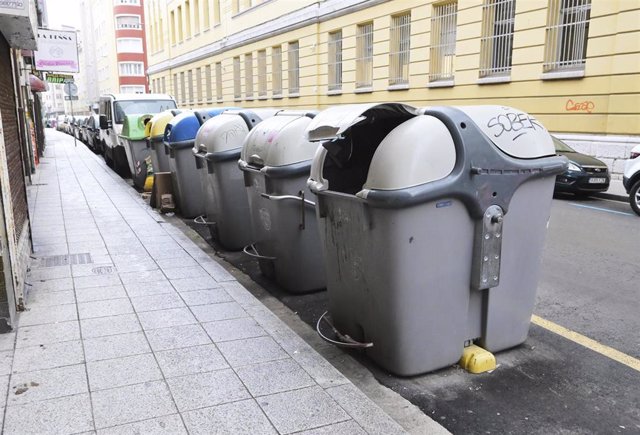 Archivo - Varios contenedores de basura en Santander