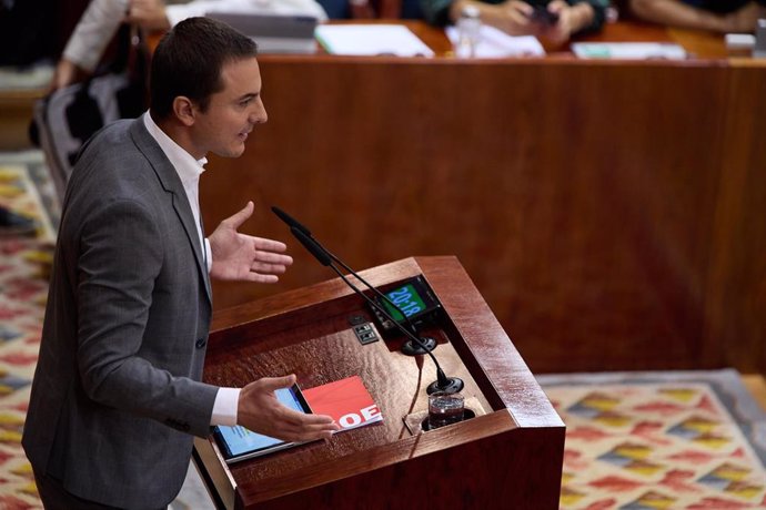 El secretario general del PSOE-M, Juan Lobato, interviene durante la segunda jornada del debate del Estado de la Región