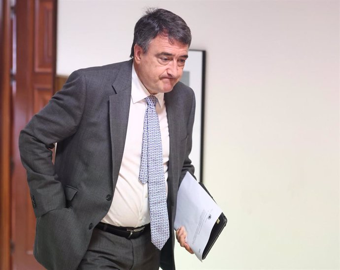 El portavoz del PNV en el Congreso, Aitor Esteban, a su llegada a una Junta de Portavoces en el Congreso de los Diputados, a 8 de septiembre de 2022, en Madrid (España).