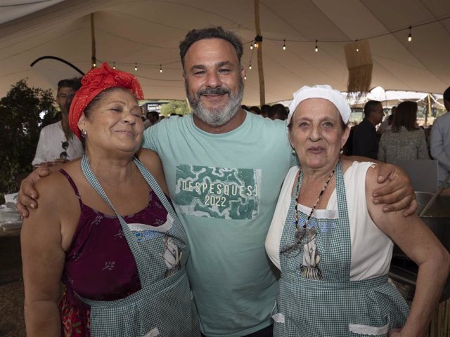 El chef Ángel León, con dos cocineras del barrio de Santiago de Jerez de la Frontera