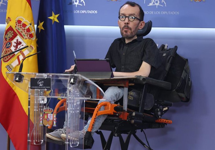 El portavoz de Unidas Podemos en el Congreso de los Diputados, Pablo Echenique, a su llegada a una rueda de prensa previa a una Junta de Portavoces en el Congreso de los Diputados, a 8 de septiembre de 2022, en Madrid (España).
