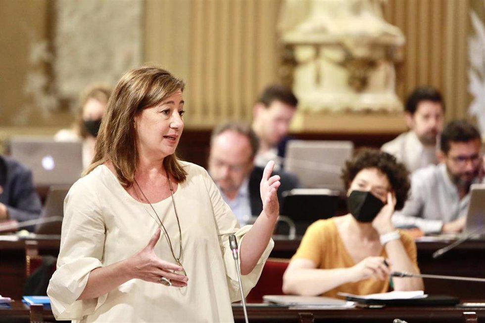 Archivo - La presidenta del Govern, Francina Armengol, responde a las preguntas de los diputados en el Parlament.