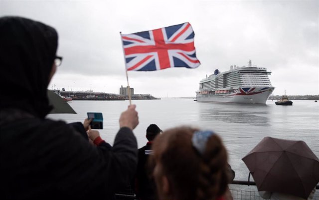 Archivo - 16 May 2021, United Kingdom, Southampton: A person waves a Union flag as the new P&O cruise ship Iona enters Southampton for the first time ahead of its naming ceremony. Iona, the largest cruise ship built for the UK market, is 345 metres long, 