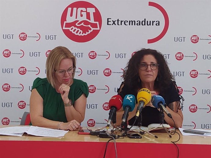 María José Ladera y Patro Sánchez, en una rueda de prensa en la sede de UGT Extremadura.