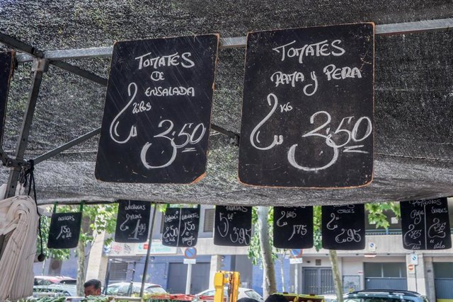 Archivo - Carteles con precios en un mercadillo al aire libre, en una imagen de archivo.