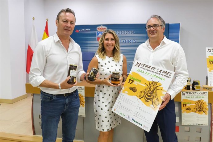 El Consejero De Desarrollo Rural, Ganadería, Pesca, Alimentación Y Medio Ambiente, Guillermo Blanco, En La Presentación,  Junto Al Alcalde De Vega De Liébana, Gregorio Alonso, La XI Feria De La Miel De Liébana.