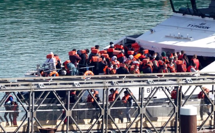 Un grupo de migrantes llega al puerto de Dover
