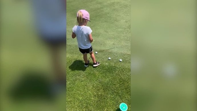 Esta niña va a ser una estrella del golf