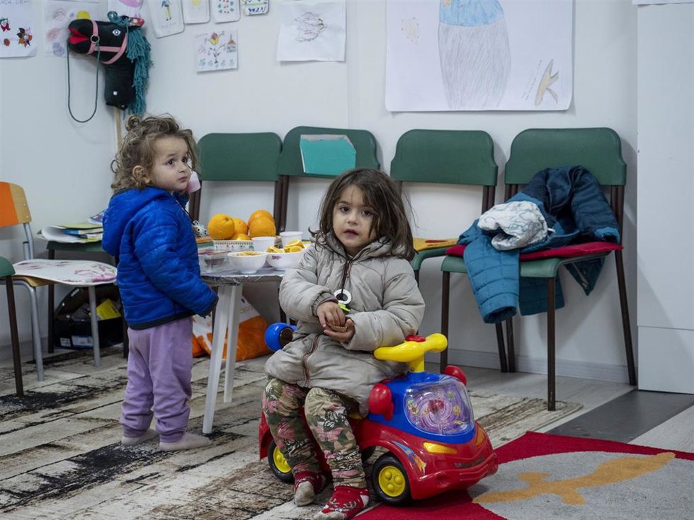 Niños en una guardería en un campo de refugiados cerca de Sarajevo, Bosnia.