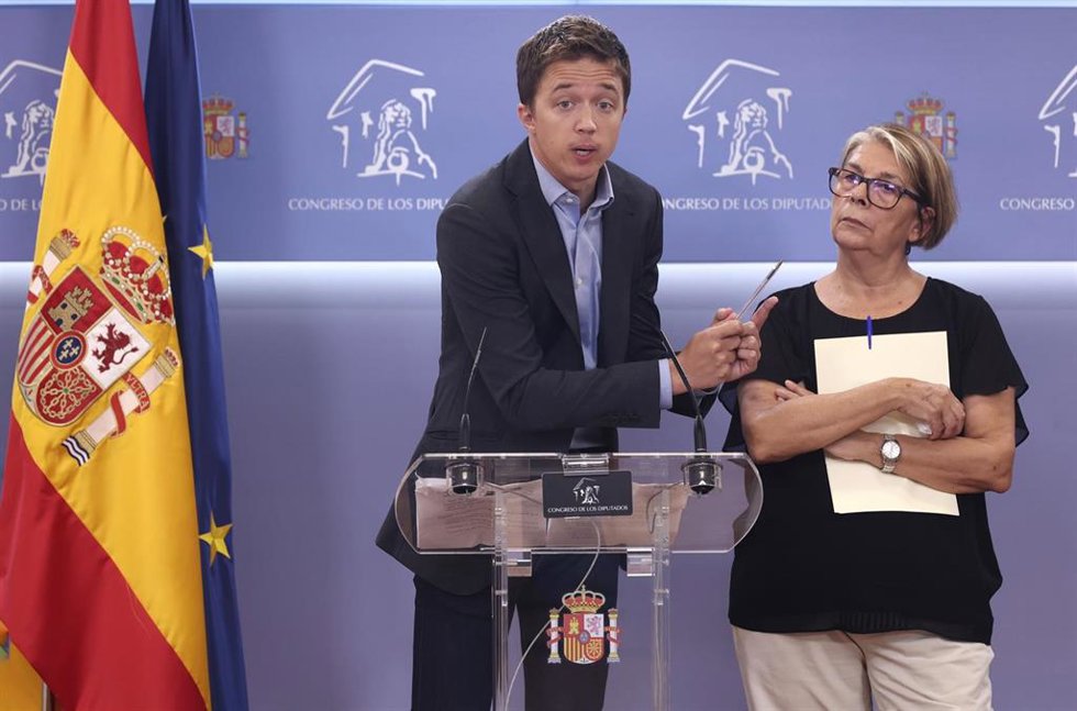 El portavoz de Más País, Íñigo Errejón y la diputada de Más País-Verdes Equo, Inés Sabanés, en una rueda de prensa previa a una Junta de Portavoces, en el Congreso de los Diputados, a 13 de septiembre de 2022, en Madrid (España).