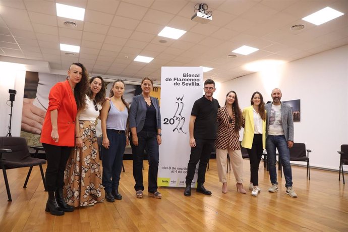 Sonia Gaya, con las creadoras flamencas que presentarán sus propuestas en el Maestranza en el marco de la Bienal de este año.