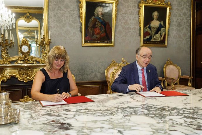 Momento de la firma del convenio.