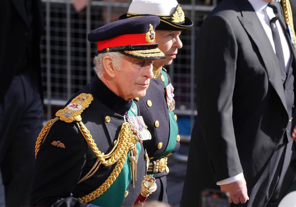 El rey Carlos III y la princesa Ana en el cortejo fúnebre en Edimburgo