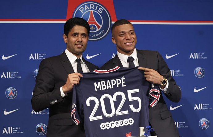 Archivo - President of PSG Nasser Al Khelaifi, Kylian Mbappe of PSG during a press conference following the renewal of Mbappe's contract at Paris Saint-Germain until 2025, on May 23, 2022 at Parc des Princes stadium in Paris, France - Photo Jean Catuffe