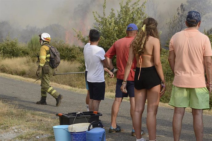 Archivo - Varias personas trabajan en la extinción de un incendio en Verín, a 3 de agosto de 2022, en Verín, Ourense, Galicia (España). Un incendio forestal que permanece activo desde las 14,52 horas de este miércoles en Verín (Ourense) ha obligado a ac