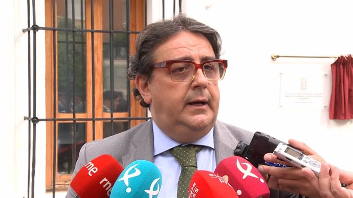 El vicepresidente segundo y consejero de Sanidad y Servicios Sociales de la Junta de Extremadura, José María Vergeles, en declaraciones a los medios en una foto de archivo