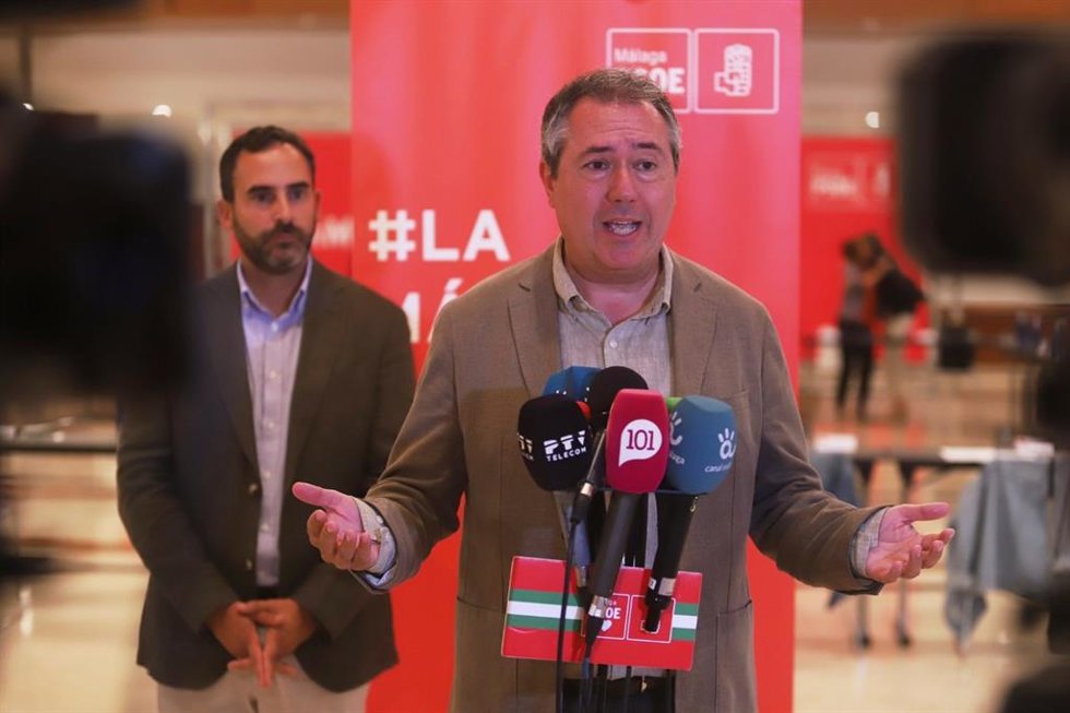 El secretario general del PSOE-A, Juan Espadas, en rueda de prensa en Málaga.