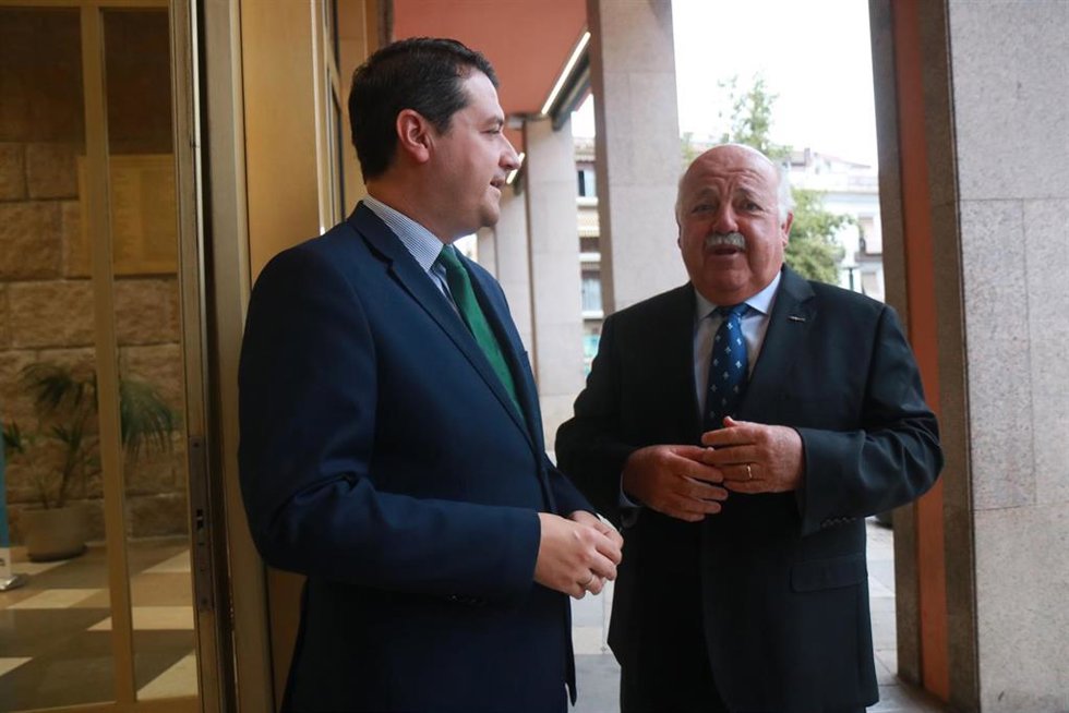 Aguirre (dcha.) habla con Bellido.
