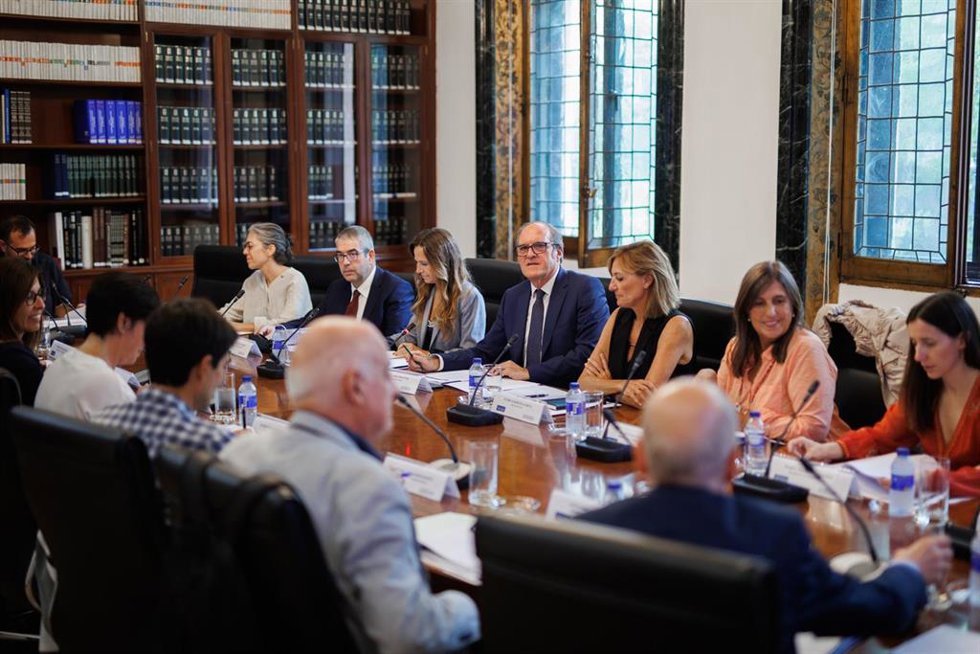 La adjunta Primera del Defensor, Teresa Jiménez-Becerril (3i); el Defensor del Pueblo, Ángel Gabilondo (4i) y la adjunta Segunda al Defensor, Patricia Bárcena García (5i), al inicio de la reunión de la Comisión Asesora del Defensor del Pueblo.