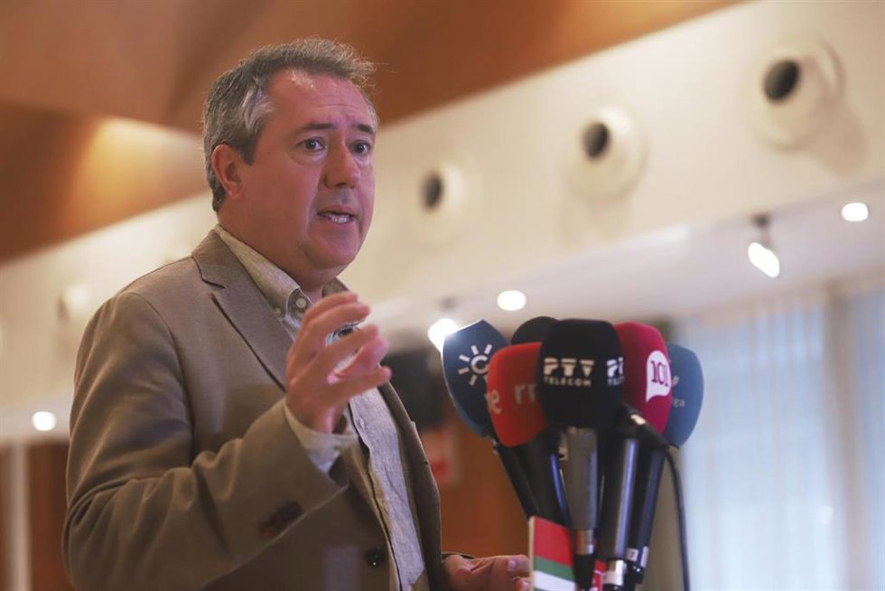 El secretario general del PSOE de Andalucía y Portavoz del Grupo Parlamentario Socialista, Juan Espadas, atiende a los medios de comunicación durante la reunión de la Comisión Ejecutiva Regional del PSOE en el Hotel Ilunion Málaga, a 13 de septiembre de