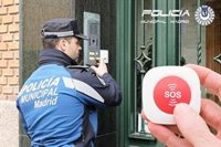 Dos detenidos que se hacían pasar por personal de teleasistencia para robar en casas de mayores de Vallecas