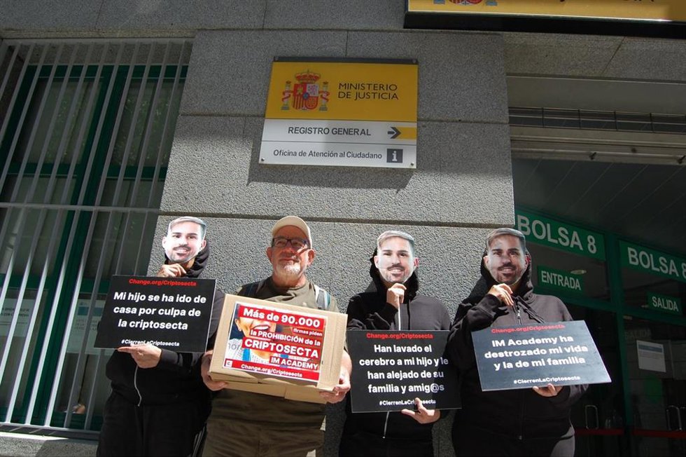 Entrega de las 38.000 firmas reunidas por las familias afectadas por IM Academy.