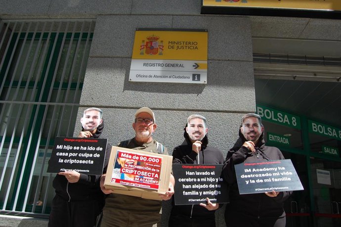Entrega de las 38.000 firmas reunidas por las familias afectadas por IM Academy.
