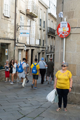 Archivo - Cartel que pide respeto a los peregrinos por el ruido en la ciudad De Santiago en el penúltimo día de la recepción de la peregrinación europea de jóvenes 2022, en la Iglesia de Santo Domingo de Bonaval, a 6 de agosto de 2022, en Santiago de Co