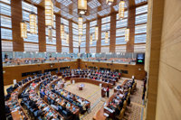 Ayuso afea a la oposición sus propuestas del "todo gratis" en el Debate del Estado de la Región: "Esto no es posible"