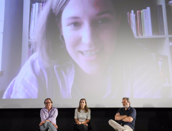 Els productors de la pellícula 'Alcarrs' Stefan Schmitz, María Zamora i Tono Folguera, amb la directora de cinema Carla Simón a la pantalla