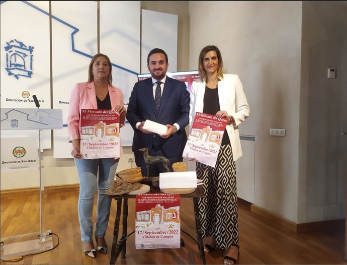 El alcalde de Villalón (C) , la diputada de Consumo (I) y la técnico de turimo (D).