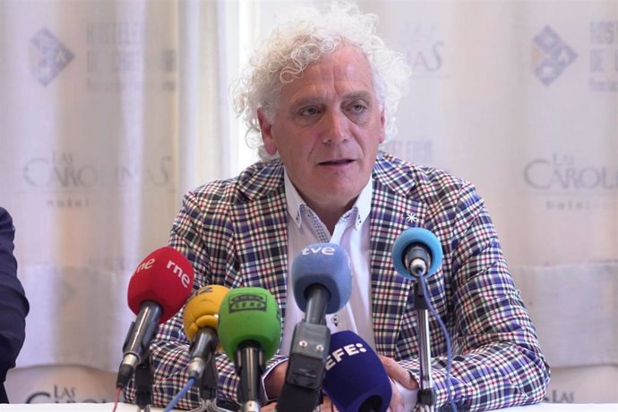 El presidente de la Asociación Empresarial de Hostelería de Cantabria, Ángel Cuevas, en la rueda de prensa en la que ha anunciado que deja el cargo