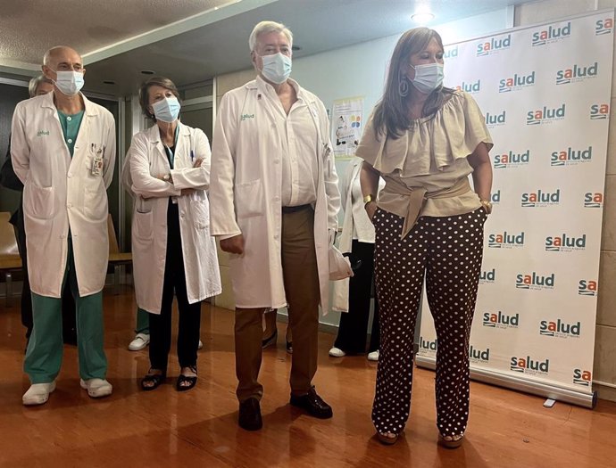 La consejera de Sanidad, Sira Repollés, en el Hospital Miguel Servet.