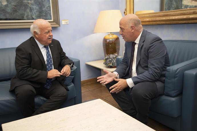 El presidente de la Diputación de Córdoba, Antonio Ruiz (dcha.), recibe al presidente del Parlamento andaluz, Jesús Aguirre.
