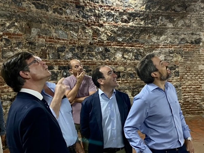 El delegado de Medio Ambiente y Movilidad, Borja Carabante, junto al concejal de distrito Retiro, Santiago Saura, en una visita al interior de la 'Montaña de los Gatos' del Parque del Retiro (Madrid).