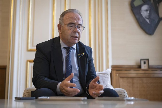 Archivo - El alcalde de Santiago de Compostela, Xosé Sánchez Bugallo, durante una entrevista con Europa Press, en el Pazo de Raxoi, sede del ayuntamiento de Santiago, a 23 de mayo de 2022, en Santiago de Compostela, A Coruña, Galicia.