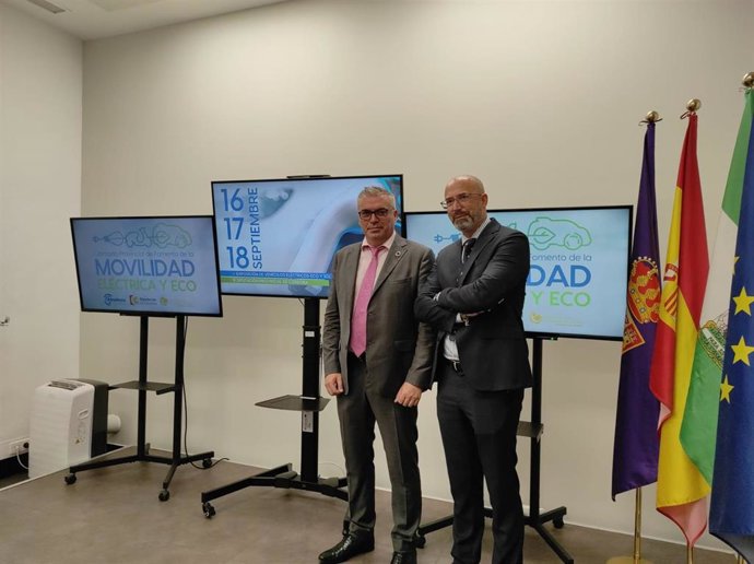 El presidente de la Agencia Provincial de la Energía, Víctor Montoro (izda.), y el gerente de Atradeco, José Manuel Rodríguez, en la presentación de las jornadas.