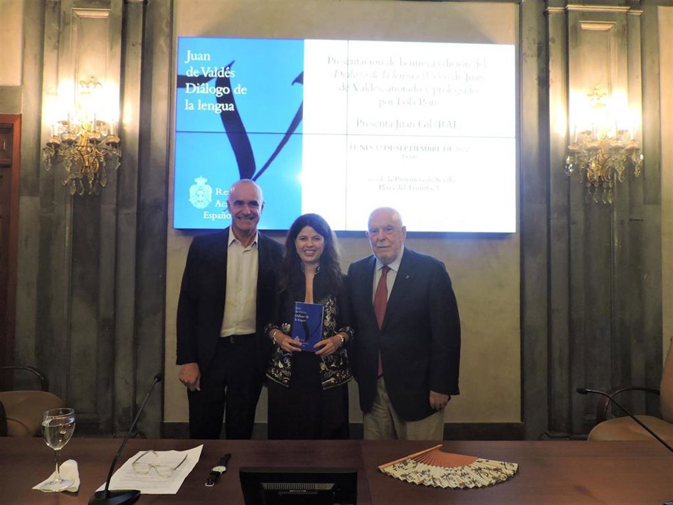 La catedrática Lola Pons, junto al alcalde, Antonio Muñoz, y el latinista de la US y miembro de la RAE Juan Gil.