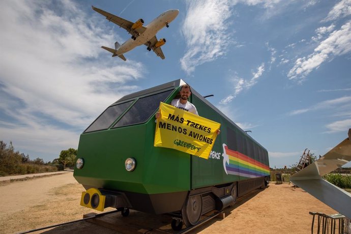 Archivo - Greenpeace exige el fin de las subvenciones "ilegales" de las administraciones públicas a vuelos deficitarios.