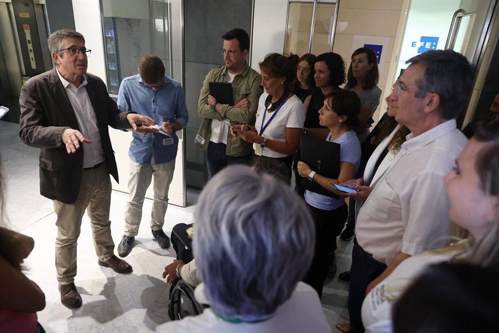 El portavoz del Grupo Parlamentario Socialista en el Congreso de los Diputados, Patxi López, conversa a su salida de una rueda de prensa previa a una Junta de Portavoces