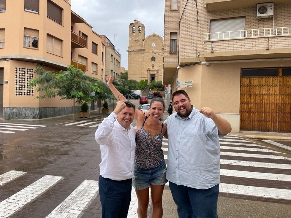 El alcalde de Alcarrs, Jordi Janés, con una de las actrices de la película, Montse Oró, y el concejal Gerard Companys, concejal de cultura y uno de los extras en la película, este martes en Alcarrs