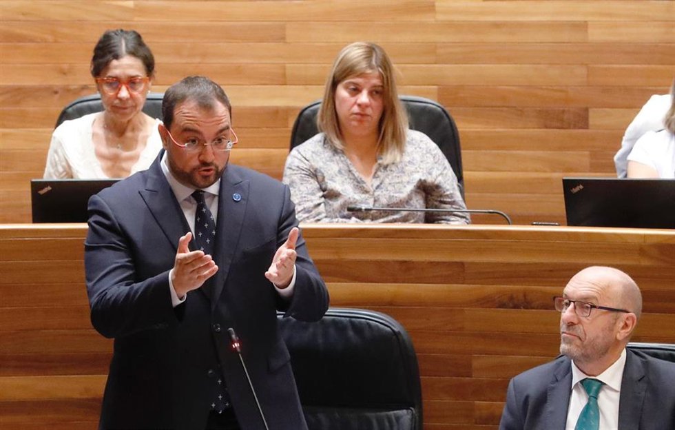 Adrián Barbón en la Junta General del Principado.