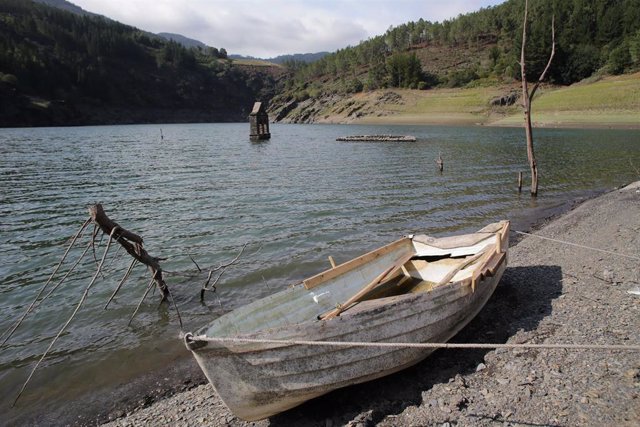 Restos del núcleo urbano que quedo anegado cuando se construyó la presa, a 26 de agosto de 2022, en Negueira de Muñiz, Lugo, Galicia (España). El embalse de Salime, sobre la cuenca del río Navia, se encuentra en el 44,74% de su capacidad. Esta circunstanc