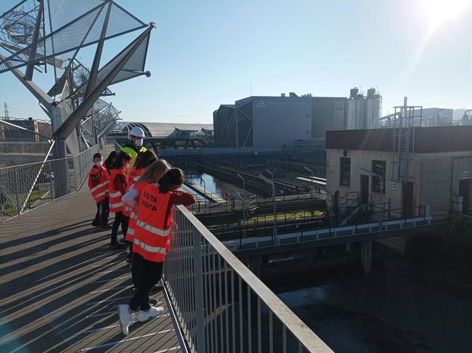 Archivo - Imagen de una visita promovida por el Consorcio de Aguas.